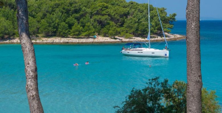 Aminess Vival Velaris Resort  Obiteljsko first minute ljeto na Bracu Supetar otok Brac Dalmacija Hrvatska  1 093 EUR  4x nocenje u dvokrevetnoj Superior sobi s balkonom pogled park za 2 osobe 1 dijete do 9 99 godina i 2 dijete do 2 99 godina besplatno  Polupansion