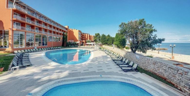Hotel Umag Plava Laguna  First minute ljeto uz obalu Umag Istra Hrvatska  1 129 EUR  5x nocenje u dvokrevetnoj Classic sobi s balkonom pogled park za 2 osobe dijete do 4 99 godina besplatno  Polupansion