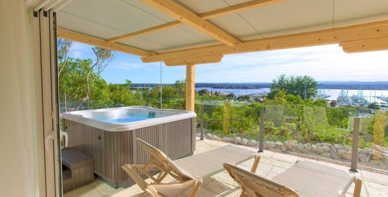 Holiday homes Kanajt  Wellness opustanje na Krku  Holiday Homes Deluxe sa jacuzzijem Punat otok Krk Hrvatska  155 EUR  1x nocenje u Holiday Homes Deluxe 4 2  sa jacuzzijem za 4 osobe Bogati buffet dorucak