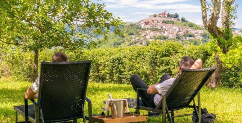 Casa Rossa  Bajkoviti odmor u Motovunu Motovun Istra Hrvatska  99 EUR  1x nocenje u dvokrevetnoj sobi za 2 osobe Bogati istarski dorucak iz odabranih lokalnih sastojaka za 2 osobe