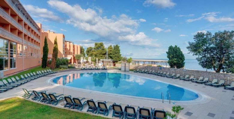 Residence Umag Plava Laguna  First minute pocetak ljeta u Istri Umag Istra Hrvatska  678 EUR  5x nocenje u dvokrevetnoj Classic sobi s balkonom pogled park za 2 osobe dijete do 4 99 godina besplatno  Polupansion