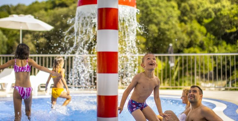 Aminess Vival Port9 Resort  Obiteljsko first minute ljeto na Korculi Korcula Dalmacija Hrvatska  383 EUR  2x nocenje u dvokrevetnoj Superior sobi s balkonom strana park za 2 osobe 1 dijete do 9 99 godina i 1 dijete do 2 99 godina besplatno  Polupansion