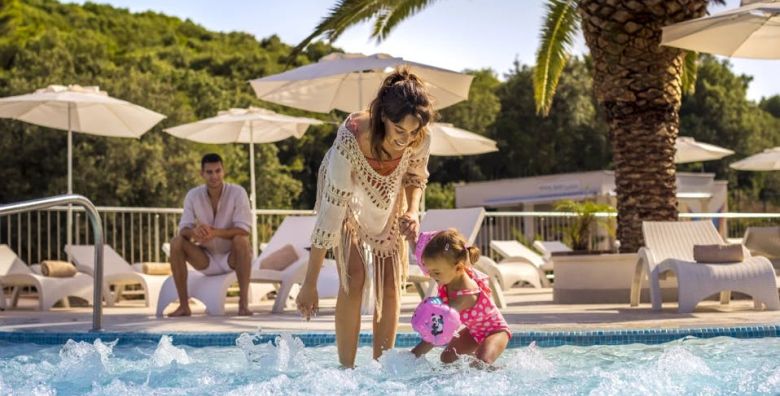 Aminess Vival Port9 Resort  Obiteljsko first minute ljeto na Korculi Korcula Dalmacija Hrvatska  855 EUR  4x nocenje u dvokrevetnoj Superior sobi s balkonom strana park za 2 osobe 1 dijete do 9 99 godina i 1 dijete do 2 99 godina besplatno  Polupansion