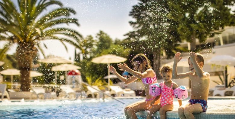 Aminess Vival Port9 Resort  Obiteljsko first minute ljeto na Korculi Korcula Dalmacija Hrvatska  936 EUR  4x nocenje u dvokrevetnoj Superior sobi s balkonom strana park za 2 osobe 1 dijete do 9 99 godina i 1 dijete do 2 99 godina besplatno  Polupansion