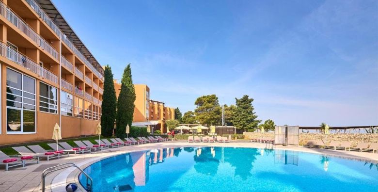Residence Umag Plava Laguna  First minute ljeto u Istri Umag Istra Hrvatska  891 EUR  5x nocenje u dvokrevetnoj Classic sobi s balkonom pogled park za 2 osobe dijete do 4 99 godina besplatno  Polupansion