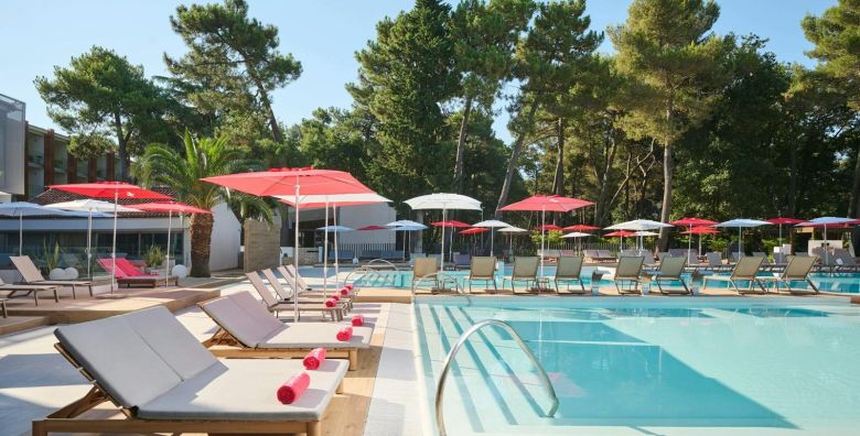 Hotel Pelegrin Plava Laguna  First minute ljeto u obnovljenom hotelu u Istri Umag Istra Hrvatska  1 906 EUR  5x nocenje u Classic sobi s balkonom park strana za 2 osobe 1 dijete do 11 99 godina i 2 dijete do 4 99 godina besplatno  Polupansion