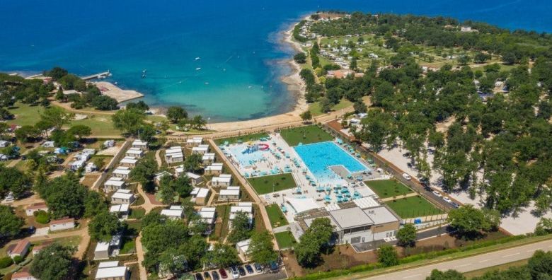 Camping Park Umag  First minute 1 svibanj u Istri Umag Istra Hrvatska  156 EUR  3x nocenje u Classic mobilnoj kucici za do 6 osoba  4 odrasle osobe i 2 djece do 11 godina  Koristenje bazena Central Area s gusarskim brodom i novog Canova pool