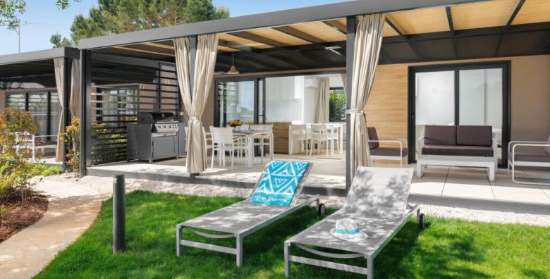 Camping Park Umag  First minute 1 svibanj u mobilnim kucicama s bazenom Umag Istra Hrvatska  223 EUR  3x nocenje u Premium plus mobilnoj kucici za do 6 osoba  4 odrasle osobe i 2 djece do 11 godina  Koristenje bazena Central Area s gusarskim brodom i novog Canova pool