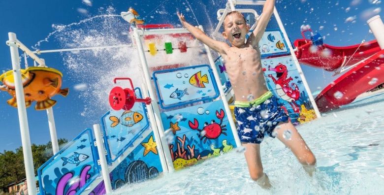 Camping Park Umag  First minute odmor u Istri Umag Istra Hrvatska  227 EUR  3x nocenje u Classic mobilnoj kucici za do 6 osoba  4 odrasle osobe i 2 djece do 11 godina  Koristenje bazena Central Area s gusarskim brodom i novog Canova pool