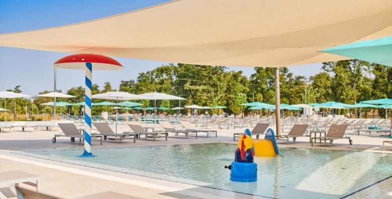 Camping Park Umag  First minute ljeto u Istri Umag Istra Hrvatska  600 EUR  5x nocenje u Classic mobilnoj kucici za do 6 osoba  4 odrasle osobe i 2 djece do 11 godina  Koristenje bazena Central Area s gusarskim brodom i novog Canova pool