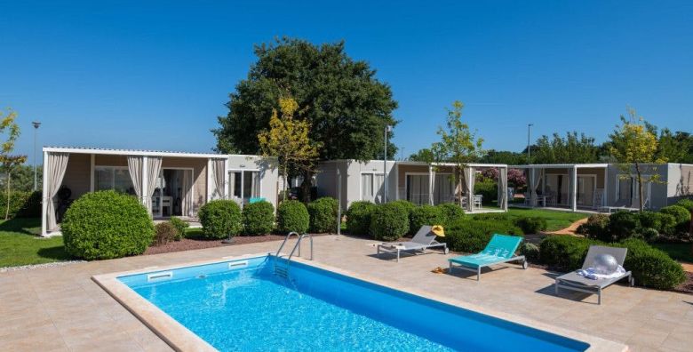 Camping Park Umag  First minute ljeto u mobilnim kucicama s bazenom Umag Istra Hrvatska  617 EUR  5x nocenje u Premium plus mobilnoj kucici za do 6 osoba  4 odrasle osobe i 2 djece do 11 godina  Koristenje bazena Central Area s gusarskim brodom i novog Canova pool