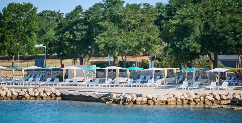 Camping Park Umag  First minute ljeto u mobilnim kucicama s bazenom Umag Istra Hrvatska  914 EUR  5x nocenje u Premium plus mobilnoj kucici za do 6 osoba  4 odrasle osobe i 2 djece do 11 godina  Koristenje bazena Central Area s gusarskim brodom i novog Canova pool