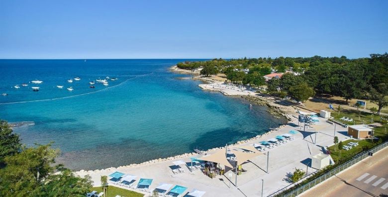 Camping Park Umag  First minute ljeto u mobilnim kucicama s bazenom Umag Istra Hrvatska  1 438 EUR  5x nocenje u Premium plus mobilnoj kucici za do 6 osoba  4 odrasle osobe i 2 djece do 11 godina  Koristenje bazena Central Area s gusarskim brodom i novog Canova pool
