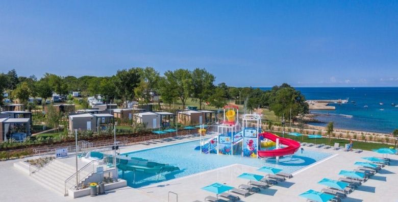 Camping Park Umag  First minute ljeto u mobilnim kucicama s bazenom Umag Istra Hrvatska  1 608 EUR  5x nocenje u Premium plus mobilnoj kucici za do 6 osoba  4 odrasle osobe i 2 djece do 11 godina  Koristenje bazena Central Area s gusarskim brodom i novog Canova pool