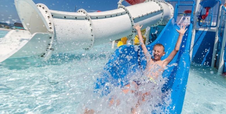 Camping Park Umag  First minute ljeto u mobilnim kucicama s bazenom Umag Istra Hrvatska  1 673 EUR  5x nocenje u Premium plus mobilnoj kucici za do 6 osoba  4 odrasle osobe i 2 djece do 11 godina  Koristenje bazena Central Area s gusarskim brodom i novog Canova pool