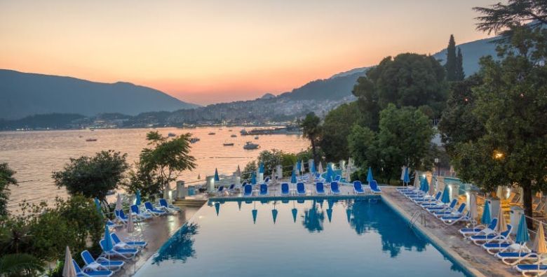 Hunguest Hotel Sun Resort  First minute odmor u Crnoj Gori Herceg Novi Crna Gora  305 EUR  2x nocenje u dvokrevetnoj sobi s balkonom za 2 osobe Polupansion buffet dorucak i vecera 