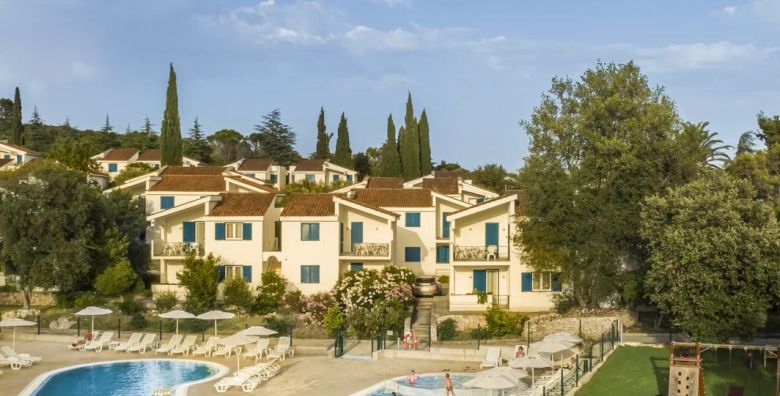Aminess Vival Port9 Residence  Obiteljski first minute u apartmanima na Korculi Korcula Dalmacija Hrvatska  128 EUR  2x nocenje u apartmanu Vinea za 2 osobe 2 djece do 13 99 godina i 1 dijete do 2 99 godina besplatno  Koristenje SPA centra finska sauna jacuzzi i relax soba i fitnessa