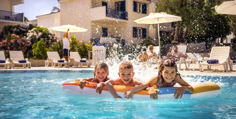 Aminess Vival Port9 Residence  Obiteljsko first minute ljeto u apartmanima na Korculi Korcula Dalmacija Hrvatska  214 EUR  2x nocenje u apartmanu Vinea za 2 osobe 2 djece do 13 99 godina i 1 dijete do 2 99 godina besplatno  Koristenje SPA centra fitnessa te vanjskih bazena za djecu i odrasle