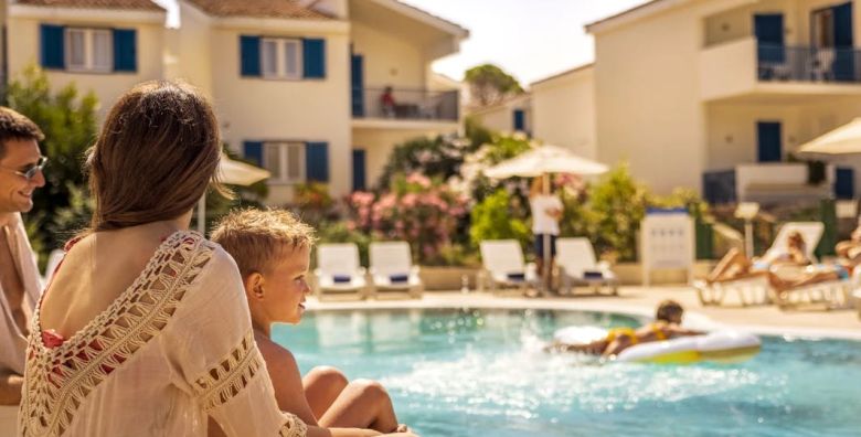 Aminess Vival Port9 Residence  Obiteljsko first minute ljeto u apartmanima na Korculi Korcula Dalmacija Hrvatska  500 EUR  4x nocenje u apartmanu Vinea za 2 osobe 2 djece do 13 99 godina i 1 dijete do 2 99 godina besplatno  Koristenje SPA centra fitnessa te vanjskih bazena za djecu i odrasle