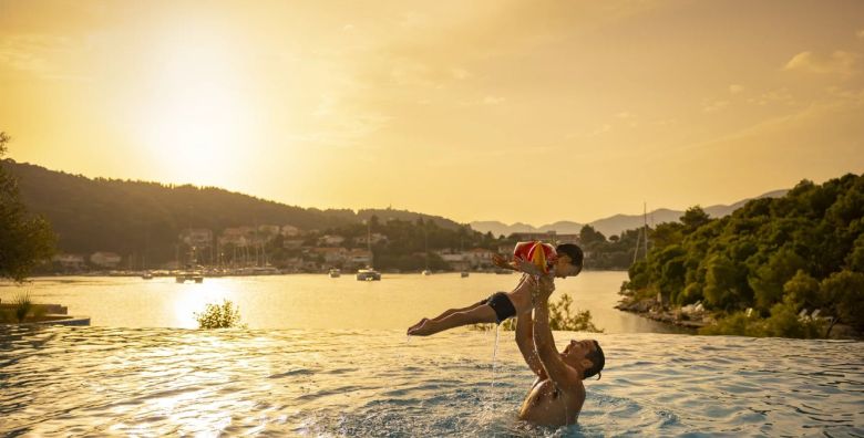 Aminess Vival Port9 Residence  Obiteljsko first minute ljeto u apartmanima na Korculi Korcula Dalmacija Hrvatska  747 EUR  4x nocenje u apartmanu Vinea za 2 osobe 2 djece do 13 99 godina i 1 dijete do 2 99 godina besplatno  Koristenje SPA centra fitnessa te vanjskih bazena za djecu i odrasle