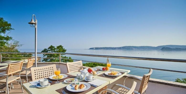 Apartmaji Kanegra Plava Laguna  First minute ljeto u Istri s polupansionom Umag Istra Hrvatska  654 EUR  5x nocenje u Classic apartmanu 2 2 s balkonom strana park za 2 osobe 2 djece do 4 99 godina besplatno  Polupansion dorucak i vecera 