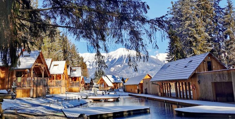 Ribno Luxury Glamping Zimska bajka na Bledu tijekom tjedna Bled Slovenija  339 EUR  2x nocenje u luksuznoj glamping kucici s privatnom saunom i drvenom kadom s toplom vodom za 2 osobe 2 djece do 12 godina besplatno  Pice dobrodoslice