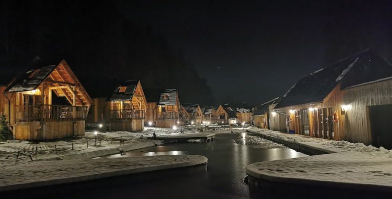 Ribno Luxury Glamping Zimska vikend bajka na Bledu  Bled Slovenija  369 EUR  2x nocenje u luksuznoj glamping kucici s privatnom saunom i drvenom kadom s toplom vodom za 2 osobe 2 djece do 12 godina besplatno  Pice dobrodoslice