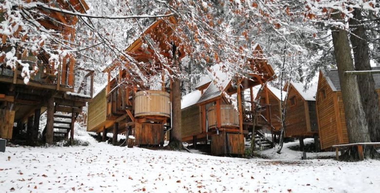 Ribno Alpine Glamping  Zimska vikend bajka na Bledu Bled Slovenija  329 EUR  2x nocenje u Alpine glamping kucici s drvenom kadom s toplom vodom za 2 osobe 2 djece do 12 godina besplatno  Pice dobrodoslice