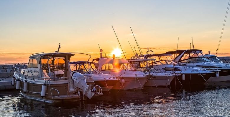 Villa Vinka  Obiteljski odmor u Tucepima izvan glavne sezone Tucepi Makarska rivijera Dalmacija Hrvatska  272 EUR  2x nocenje u Comfort sobi s dodatnim lezajem i balkonom pogled more  za 2 osobe 1 dijete do 12 godina i 1 dijete do 3 godine besplatno  Polupansion