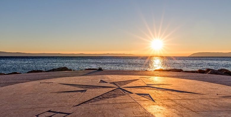 Villa Vinka  Obiteljsko ljeto u Tucepima Tucepi Makarska rivijera Dalmacija Hrvatska  632 EUR  3x nocenje u Comfort sobi s dodatnim lezajem i balkonom pogled more  za 2 osobe 1 dijete do 12 godina i 1 dijete do 3 godine besplatno  Polupansion