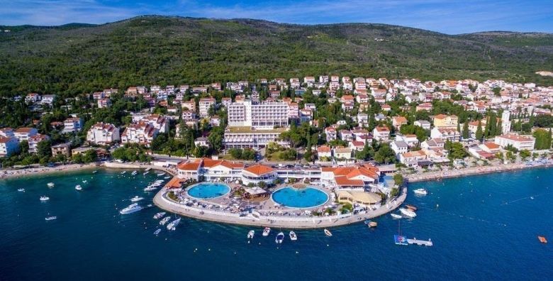 Hotel Katarina  First minute ljeto u Selcu Selce Hrvatska  665 EUR  3x nocenje u Standard dvokrevetnoj sobi s balkonom za 2 osobe 1 dijete do 12 godina besplatno  Polupansion