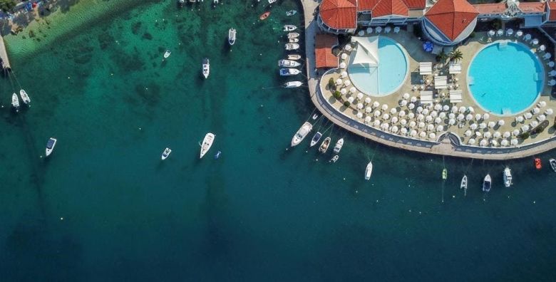 Hotel Katarina  First minute ljeto za velike obitelji u Selcu Selce Hrvatska  1 109 EUR  3x nocenje u Superior obiteljskoj sobi s francuskim balkonom 2 povezane sobe za 2 osobe 4 djece do 11 99 godina besplatno  Polupansion