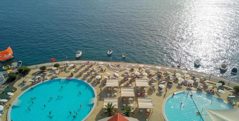 Hotel Katarina  First minute ljeto u Selcu Selce Hrvatska  1 209 EUR  5x nocenje u Standard dvokrevetnoj sobi s balkonom za 2 osobe 1 dijete do 12 godina besplatno  Polupansion