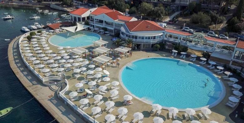 Hotel Katarina  First minute ljeto za velike obitelji u Selcu Selce Hrvatska  1 845 EUR  5x nocenje u Superior obiteljskoj sobi s francuskim balkonom 2 povezane sobe za 2 osobe 4 djece do 11 99 godina besplatno  Polupansion