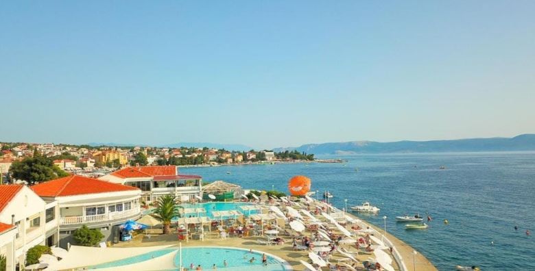 Hotel Katarina  First minute ljeto za velike obitelji u Selcu Selce Hrvatska  2 579 EUR  7x nocenje u Superior obiteljskoj sobi s francuskim balkonom 2 povezane sobe za 2 osobe 4 djece do 11 99 godina besplatno  Polupansion