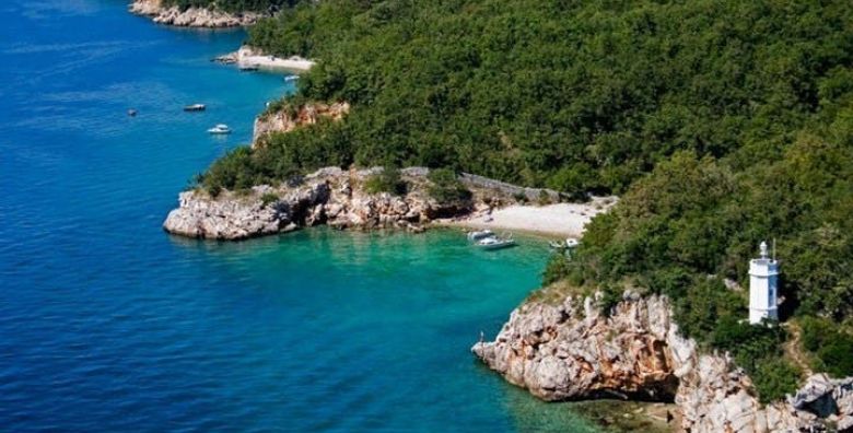 Holiday resort Kacjak  First minute ljeto za obitelji Kacjak Hrvatska  315 EUR  3x nocenje u trokrevetnoj sobi s balkonom na morskoj strani za 2 osobe 1 dijete do 11 99 godina besplatno  Polupansion