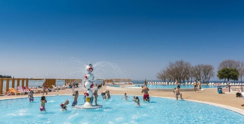 Apartmani Polynesia Plava Laguna  First minute svibanj u Istri Umag Istra Hrvatska  110 EUR  3x nocenje u Studio Economy apartmanu 2 1 strana park za 3 osobe Koristenje vanjskog bazena za odrasle i bazena za djecu