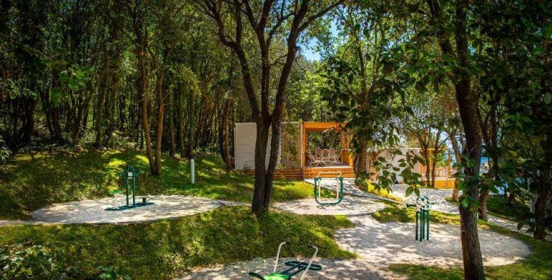 Mobilne kucice Porto Sole  Zima i proljece u Vrsaru tijekom tjedna Vrsar Istra Hrvatska  99 EUR  2x nocenje u kompletno opremljenim Standard mobilnim kucicama za do 6 osoba 4 odrasle osobe i 2 djece do 11 99 godina  Posteljina i rucnici