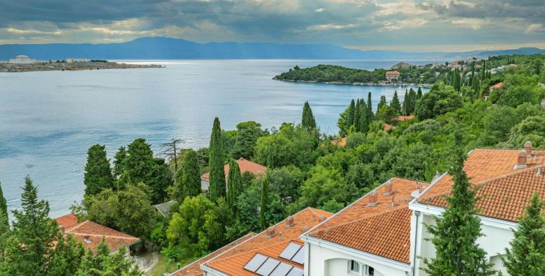 Pansion Delfin  First minute ljeto na Krku za obitelji Omisalj otok Krk Hrvatska  1 112 EUR  7x nocenje u Standard sobi za 2 osobe 2 djece do 11 99 godina besplatno  Polupansion buffet dorucak i vecera 