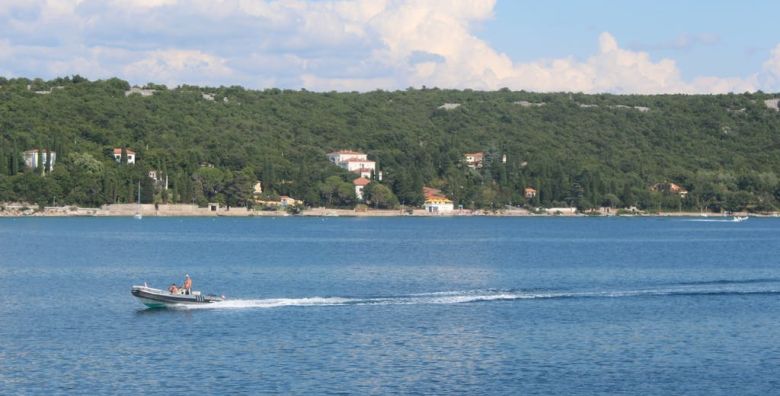 Pansion Delfin  First minute ljeto na Krku za obitelji Omisalj otok Krk Hrvatska  1 262 EUR  7x nocenje u Standard sobi za 2 osobe 2 djece do 11 99 godina besplatno  Polupansion buffet dorucak i vecera 