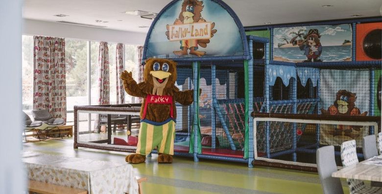 Falkensteiner Club Funimation Borik  Obiteljski wellness odmor s animacijom Zadar Dalmacija Hrvatska  450 EUR  2x nocenje u Falky Mini Room za 2 osobe 2 djece do 11 99 godina besplatno  Polupansion