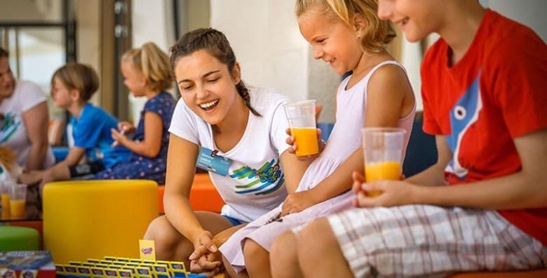 Valamar Sanfior Hotel  Obiteljsko opustanje s daskom wellnessa u Rapcu Rabac Istra Hrvatska  317 EUR  2x nocenje u sobi „Junior Suite“ za 2 osobe 2 djece do 11 99 godina besplatno  Polupansion s ukljucenim bezalkoholnim negaziranim picima iz sankomata tijekom obroka