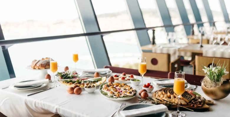 Hotel Olympia Sky  Bogati paket uskrsnog opustanja za 4 osobe Vodice Dalmacija Hrvatska  1 074 EUR  3x nocenje u Premium Suite s terasom i pogledom na more za 4 odrasle osobe Polupansion