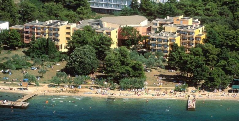 Hotel Donat  All inclusive odmor u Dalmaciji  Trokrevetna soba Zadar Dalmacija Hrvatska  174 EUR  1x nocenje u obiteljskoj sobi dva odvojena prostora za spavanje s balkonom i pogledom na resort za do 4 osobe All inclusive