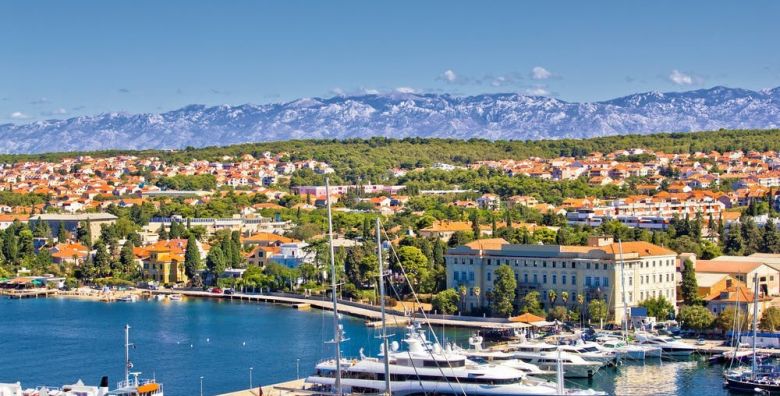 Hotel Donat  All inclusive odmor u Dalmaciji  Trokrevetna soba Zadar Dalmacija Hrvatska  691 EUR  3x nocenje u obiteljskoj sobi dva odvojena prostora za spavanje s balkonom i pogledom na resort za do 4 osobe All inclusive