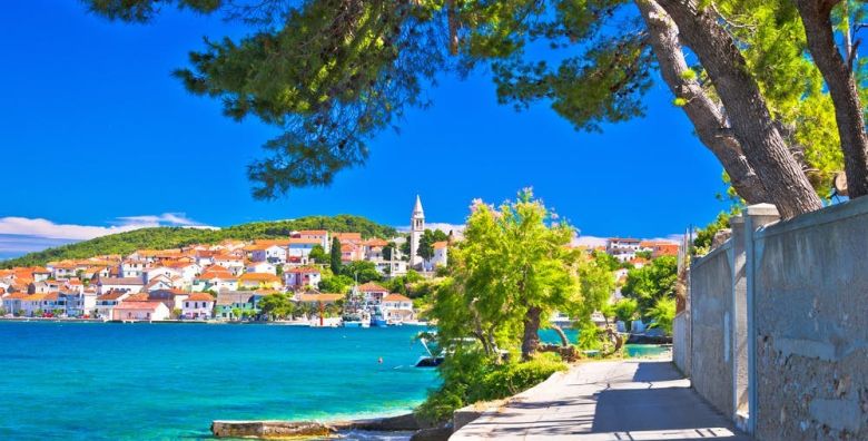 Hotel Donat  All inclusive odmor u Dalmaciji  Trokrevetna soba Zadar Dalmacija Hrvatska  772 EUR  3x nocenje u obiteljskoj sobi dva odvojena prostora za spavanje s balkonom i pogledom na resort za do 4 osobe All inclusive