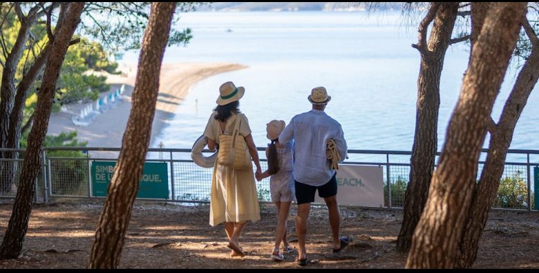 Bluesun Holiday Village Bonaca  Proljece i 1 svibanj s punim pansionom na Bolu Bol otok Brac Dalmacija Hrvatska  354 EUR  2x nocenje u obiteljskoj sobi s balkonom depandansa za 2 osobe 2 djece do 13 99 godina i 1 dijete do 2 99 godina besplatno  Puni pansion