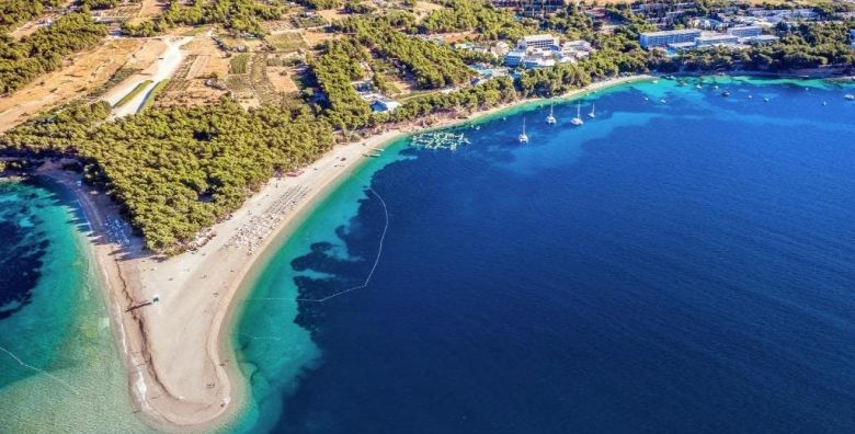 Bluesun Holiday Village Bonaca  Proljece i 1 svibanj s punim pansionom na Bolu Bol otok Brac Dalmacija Hrvatska  399 EUR  3x nocenje u Standard dvokrevetnoj sobi plus s balkonom morska strana  za 2 osobe 1 dijete do 9 99 godina i 1 dijete do 2 99 godina besplatno  Puni pansion