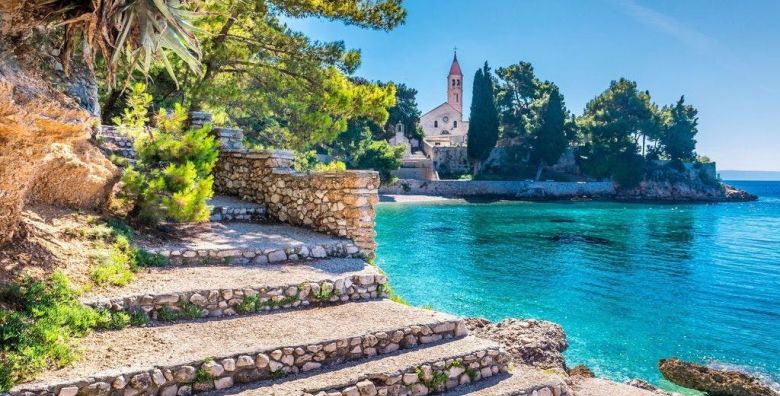 Bluesun Holiday Village Bonaca  Proljece s punim pansionom na Bolu Bol otok Brac Dalmacija Hrvatska  324 EUR  3x nocenje u Standard dvokrevetnoj sobi plus s balkonom morska strana  za 2 osobe 1 dijete do 9 99 godina i 1 dijete do 2 99 godina besplatno  Puni pansion