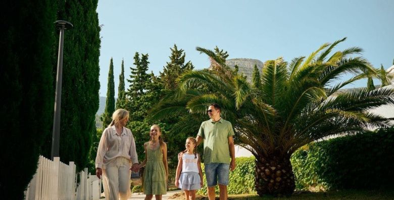 Bluesun Holiday Village Bonaca  Proljece i 1 svibanj s punim pansionom na Bolu Bol otok Brac Dalmacija Hrvatska  531 EUR  3x nocenje u obiteljskoj sobi s balkonom depandansa za 2 osobe 2 djece do 13 99 godina i 1 dijete do 2 99 godina besplatno  Puni pansion